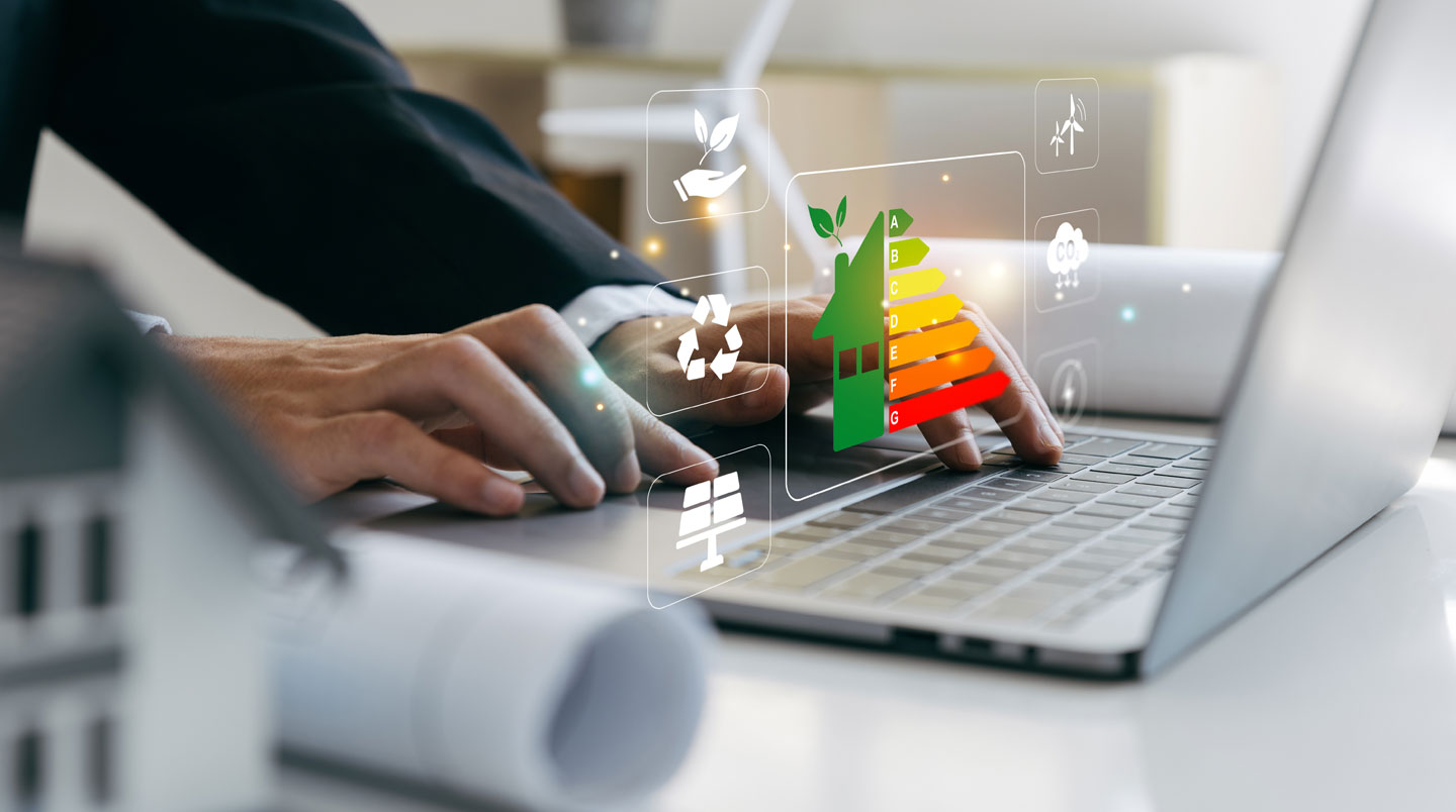 Gestionnaire technique analysant des données de consommation énergétique temps réel sur un écran de monitoring professionnel